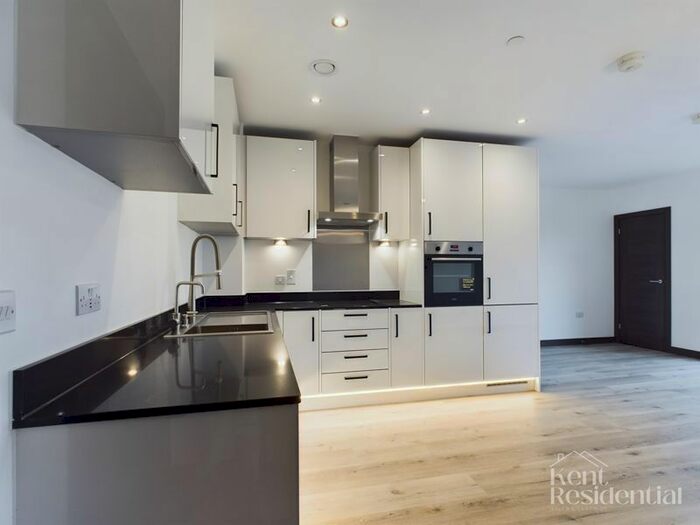 2 Bedroom Flat To Rent In Claribel Court, Mill Wood, Maidstone, ME14