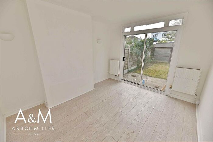 2 Bedroom Maisonette To Rent In Tomswood Hill, Ilford, IG6