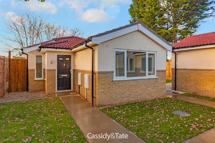 3 Bedroom Detached Bungalow To Rent In Willow Way, Chiswell Green, St Albans, AL2