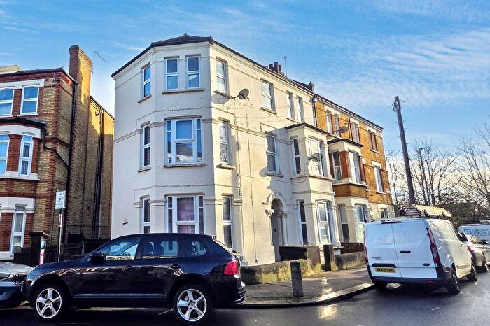 3 Bedroom Flat For Sale In Strathblaine Road, London, SW11