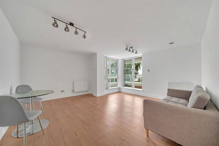2 Bedroom Flat For Sale In Barrier Point Road, London, E16