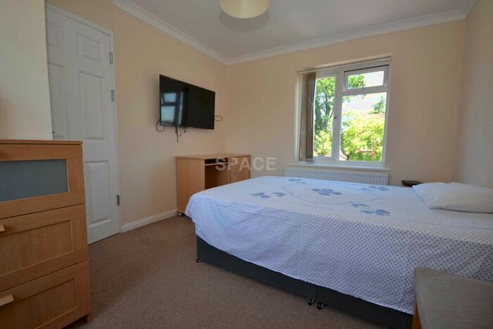 4 Bedroom Semi-Detached House To Rent In Courts Road, Reading, RG6