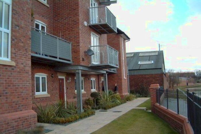 3 Bedroom Property To Rent In Waterside, Sale, M33