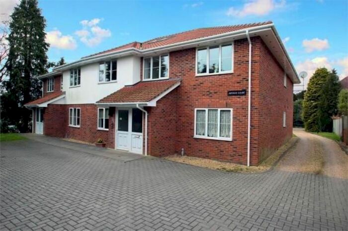2 Bedroom Flat To Rent In Winchester Road, Four Marks, Alton, GU34