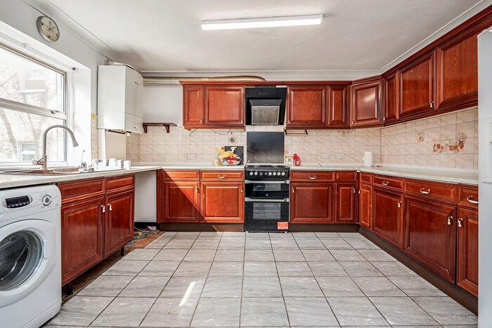 3 Bedroom Flat To Rent In Lee High Road, London, SE13