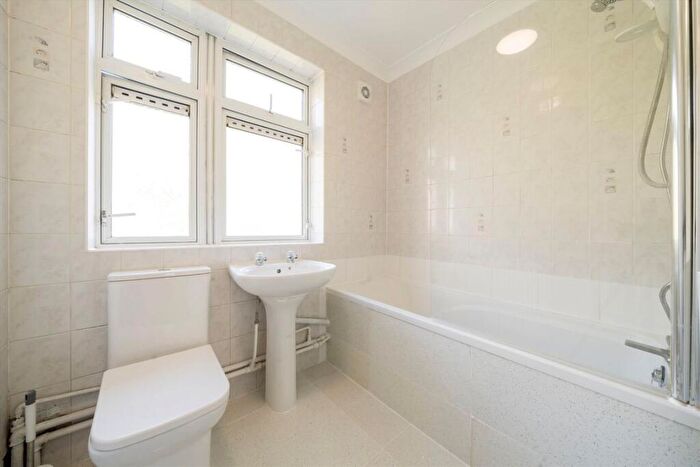 3 Bedroom Flat To Rent In Pennyfields, London, E14