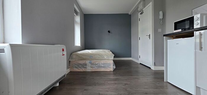 Studio To Rent In Rose Gardens, Ealing, W5