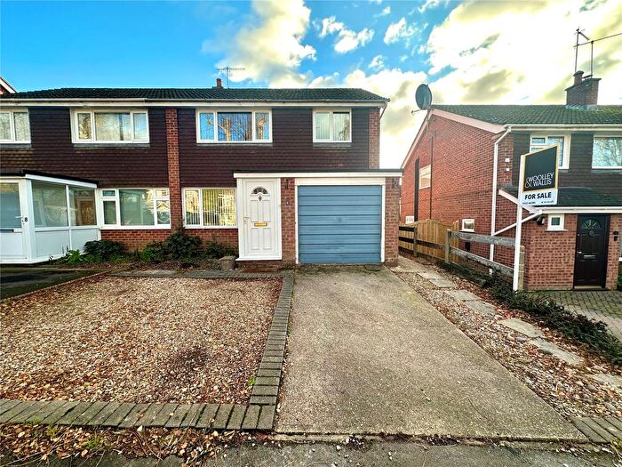 3 Bedroom Semi-detached House For Sale In Drake Close, Ringwood, Hampshire, BH24
