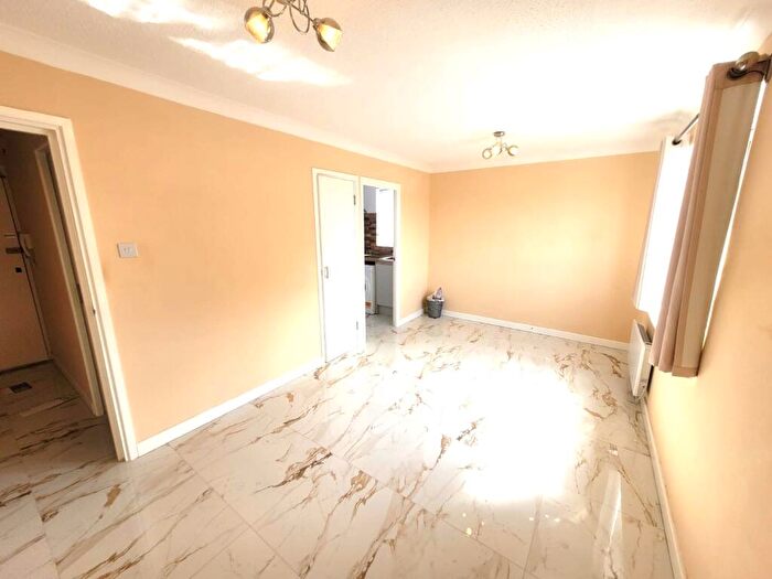 Apartment To Rent In Braemar Gardens, Slough, SL1