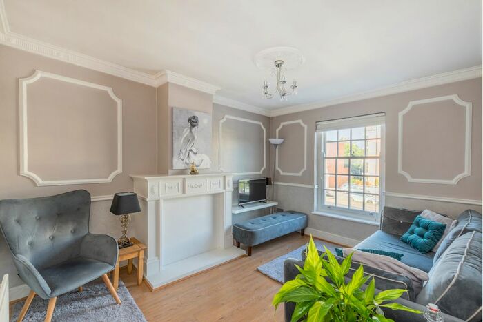 2 Bedroom Flat To Rent In High Road, Chigwell, IG7