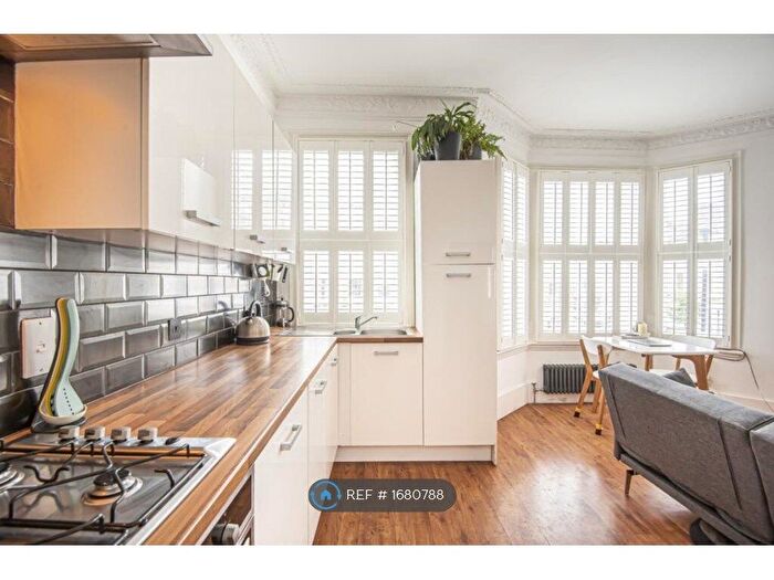 2 Bedroom Flat To Rent In Kenwyn Road, London, SW4