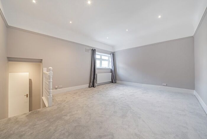Studio To Rent In Hopton Road, London, SW16