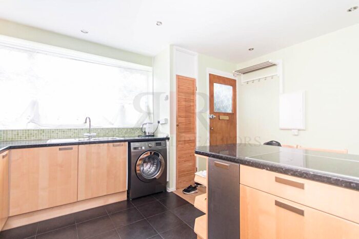 4 Bedroom Maisonette To Rent In Kingdon House, E14