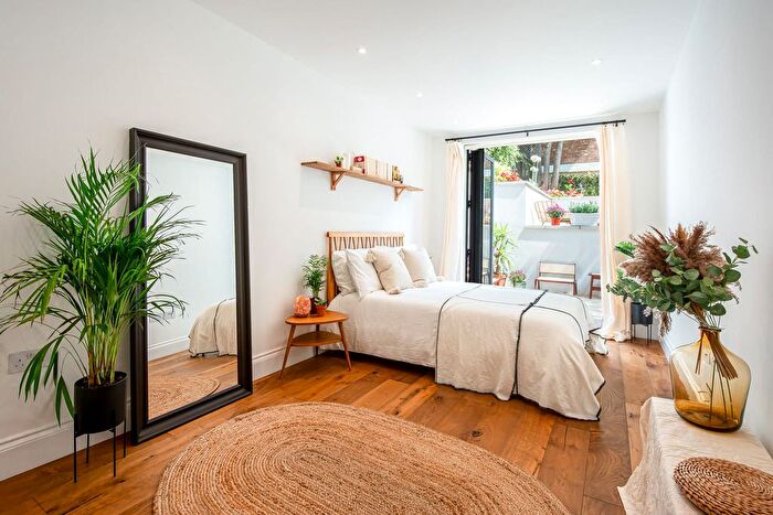 3 Bedroom Flat To Rent In London Borough Of Hackney, N1