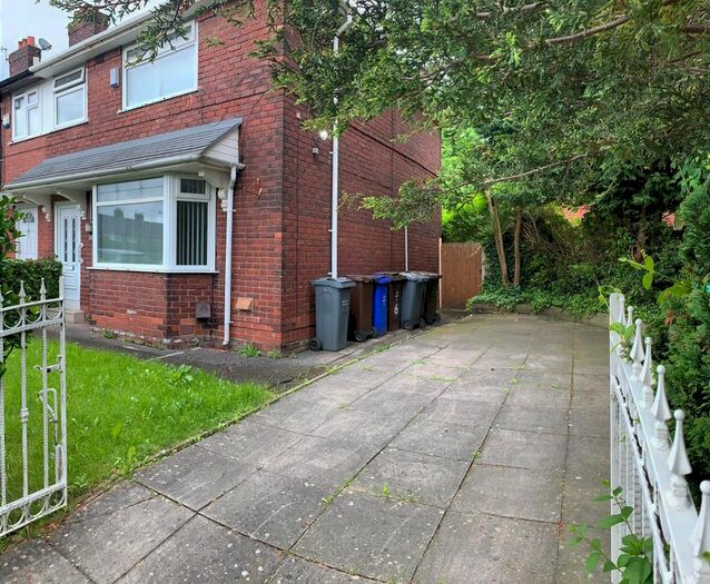3 Bedroom End Of Terrace House To Rent In Edmonton Road, Manchester, M40