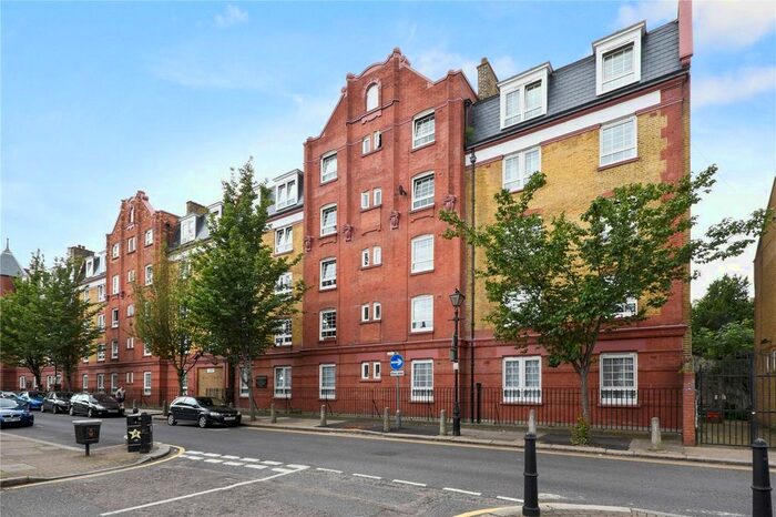3 Bedroom Flat To Rent In Gretton House, Globe Road, London, E2