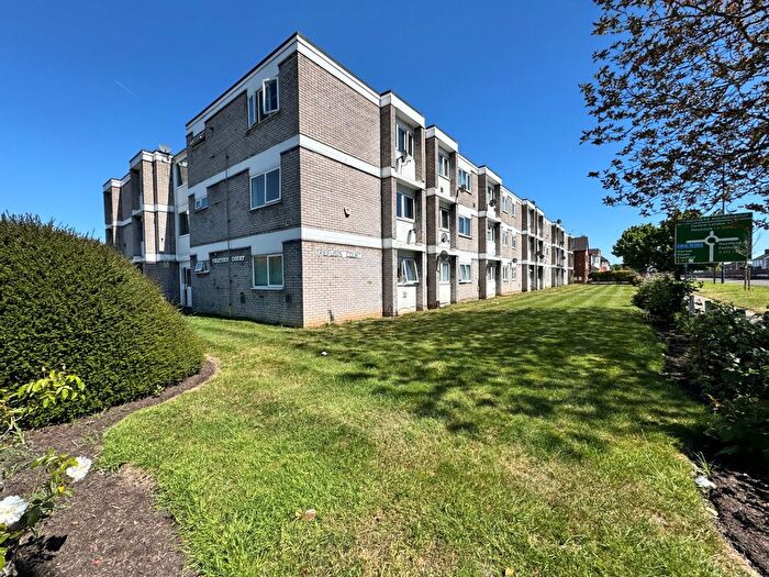2 Bedroom Flat To Rent In Trefusis Court, Bath Road, Cranford, TW5