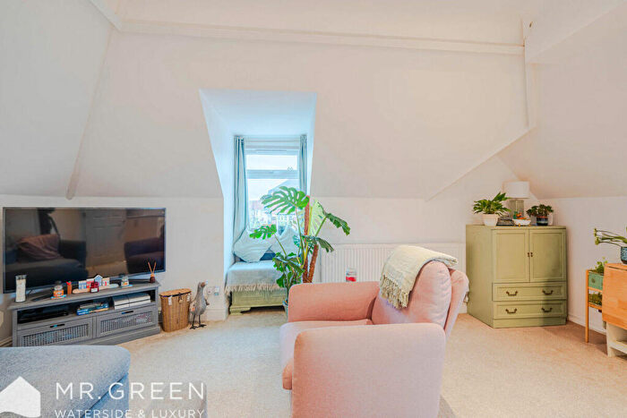 1 Bedroom Apartment For Sale In Southbourne Grove, Bournemouth, Dorset, BH6