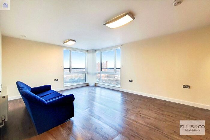 2 Bedroom Flat To Rent In The Green, Southall, UB2