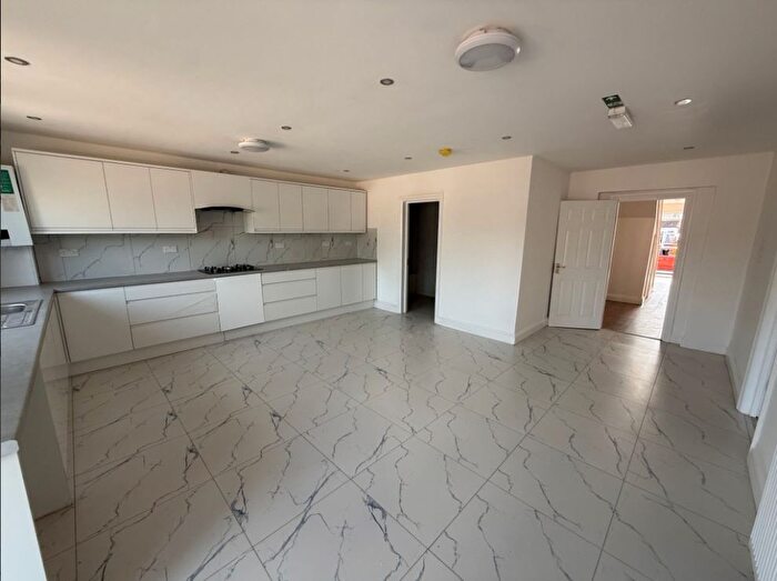 6 Bedroom Terraced House For Sale In Leyswood Drive, Ilford, IG2