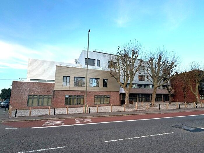 2 Bedroom Flat To Rent In Sunbury On Thames, Surrey, TW16