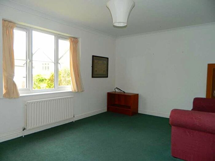 1 Bedroom Flat To Rent In Haydon Court, Emlyn Lane, Leatherhead, KT22