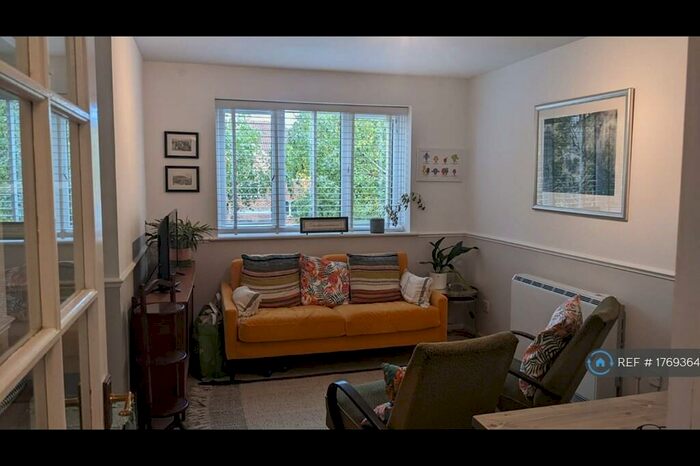 1 Bedroom Flat To Rent In Agate House, Worcester Park, KT4