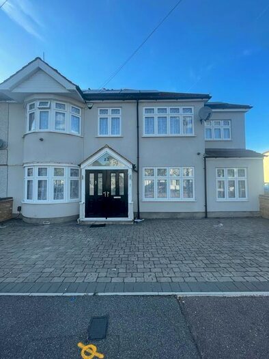6 Bedroom End Of Terrace House To Rent In Holland Park Avenue, Ilford, IG3