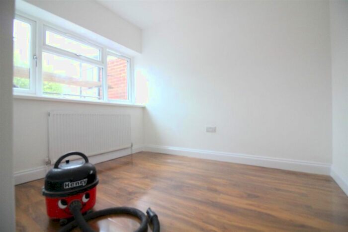 2 Bedroom Flat To Rent In Dunedin Way, Yeading, Hayes, UB4