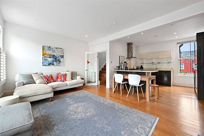 3 Bedroom Maisonette For Sale In Davis Road, London, W3