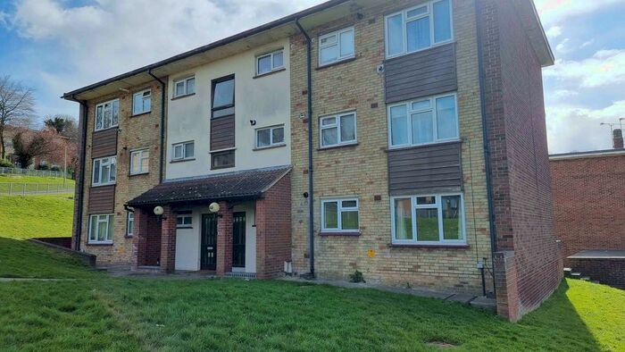 2 Bedroom Flat To Rent In Sunderland Close, Rochester, Kent, ME1