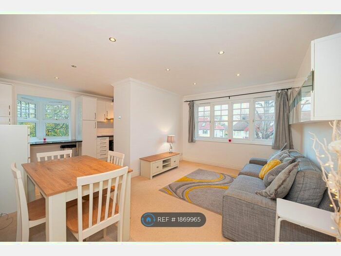 2 Bedroom Flat To Rent In Fawcett Close, London, SW16