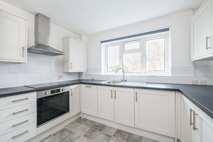 3 Bedroom Flat To Rent In Heathshott, Friars Stile Road, TW10