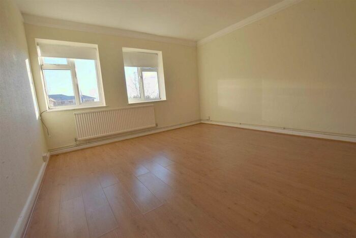 2 Bedroom Flat To Rent In Granville Place, High Road, London, N12