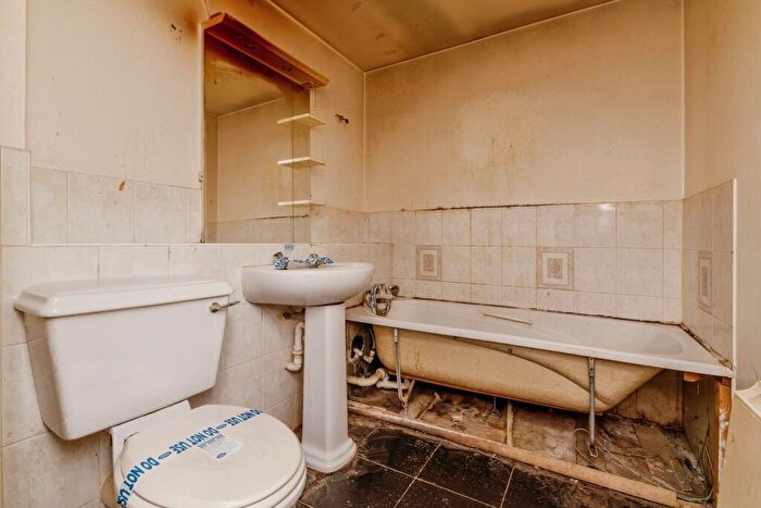 2 Bedroom Flat For Sale In Dock Road, Tilbury, RM18
