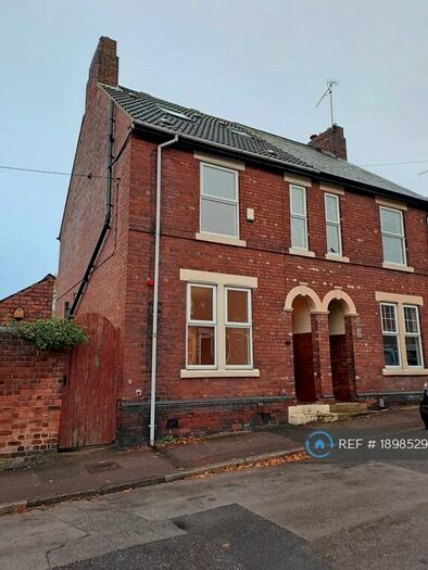 5 Bedroom Semi-Detached House To Rent In Rectory Road, Chesterfield, S43