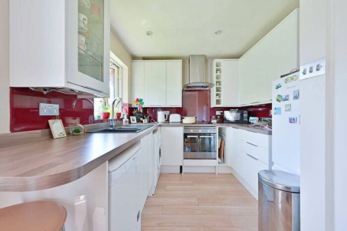 2 Bedroom Flat For Sale In Richfield Road, Bushey, WD23
