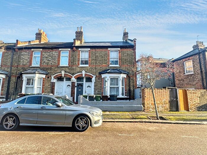 2 Bedroom Maisonette To Rent In Hove Avenue, Walthamstow, E17