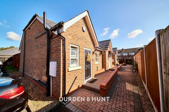 1 Bedroom Semi-Detached Bungalow To Rent In High Street, Waltham Cross, EN8