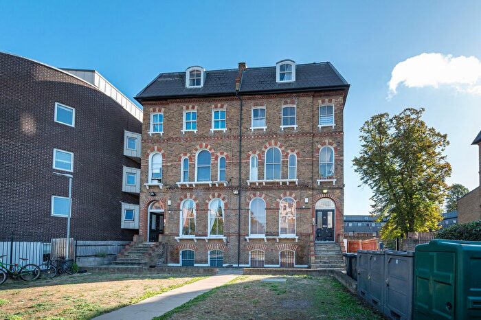 2 Bedroom Flat To Rent In Brixton Road, Oval, London, SW9
