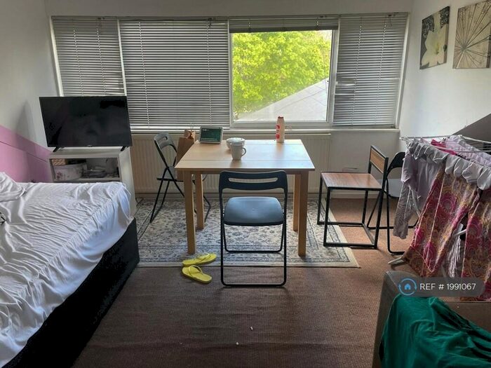 Studio To Rent In , London, NW10