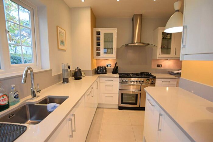 2 Bedroom Flat To Rent In Ditton Lawn, Thames Ditton, KT7