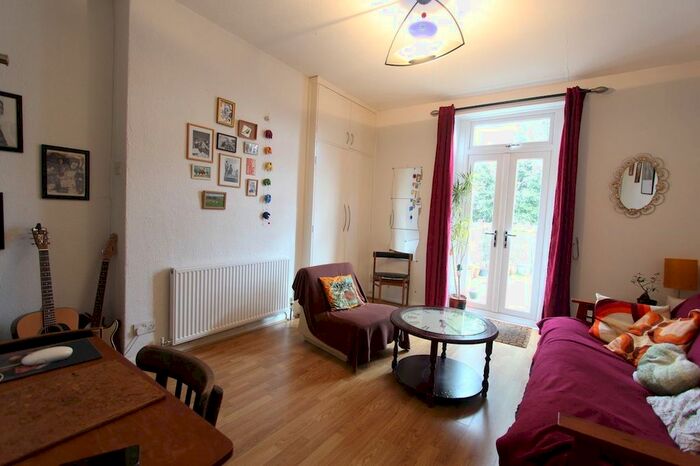 1 Bedroom Flat To Rent In Falmers Cottages, Cliff Lane, Headingley, Leeds, LS6