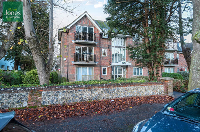 2 Bedroom Flat To Rent In The Limes, - St. Botolphs Road, Worthing, West Sussex, BN11