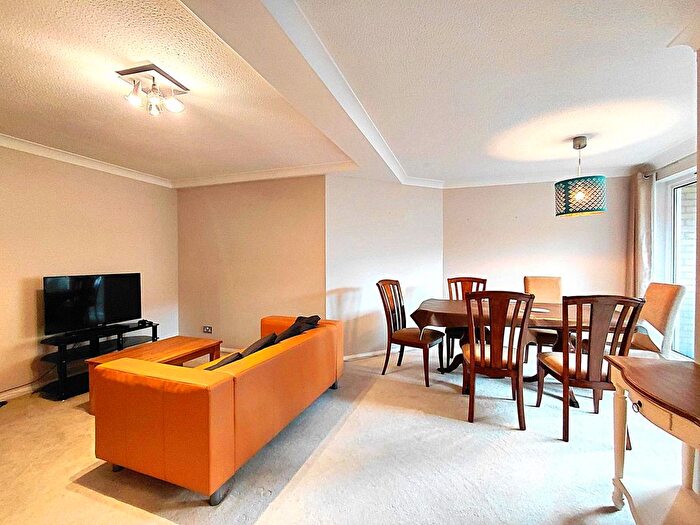 2 Bedroom Flat To Rent In Back Church Lane, London, E1