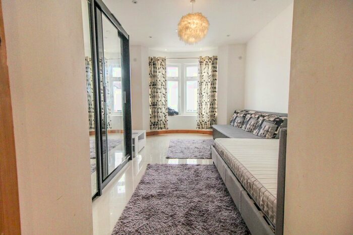 1 Bedroom Studio To Rent In Woodford Avenue, Gants Hill, IG2