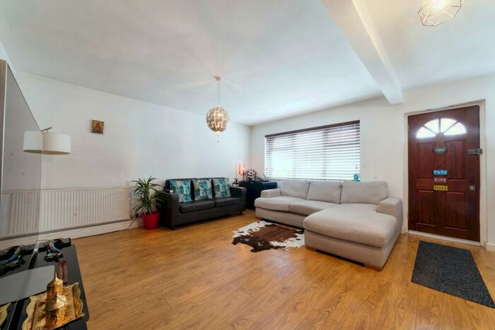 3 Bedroom End Of Terrace House To Rent In Boundary Road, Walthamstow, London, E17