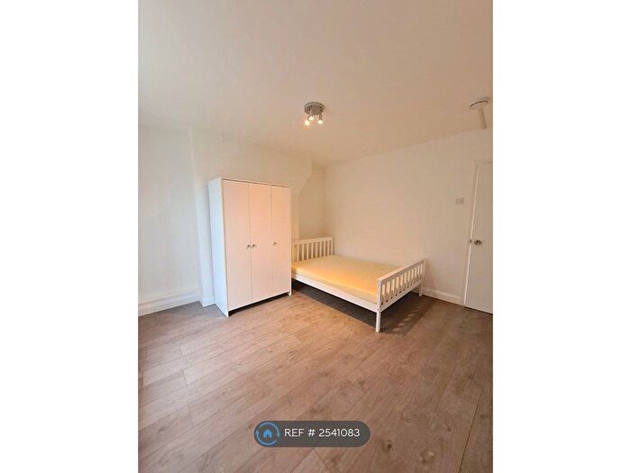 3 Bedroom Flat To Rent In Newcourt House, London, E2