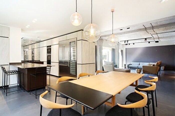 3 Bedroom Flat To Rent In Parkgate Road, Battersea, SW11