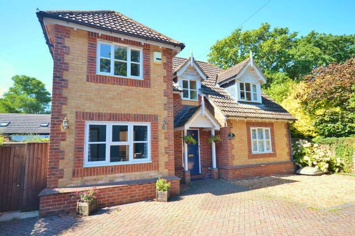 4 Bedroom Detached House To Rent In North Street, Pennington, Lymington, Hampshire, SO41